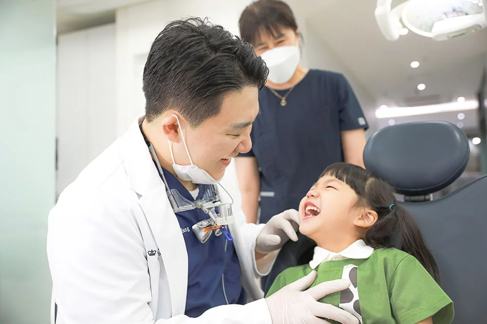 문치과의원 원장님이 어린이 환자를 진료하는 장면 — 크로스디자인 촬영