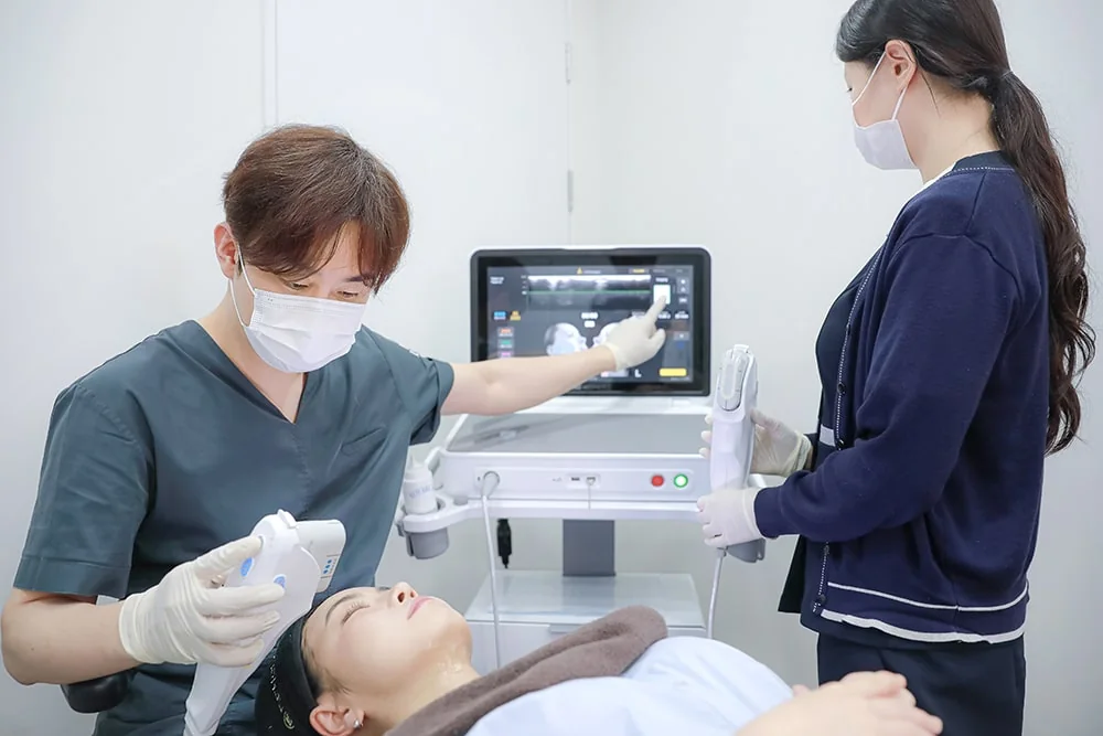 청담디어의원에서 레이저 장비로 피부 시술을 하는 장면 — 크로스디자인 촬영
