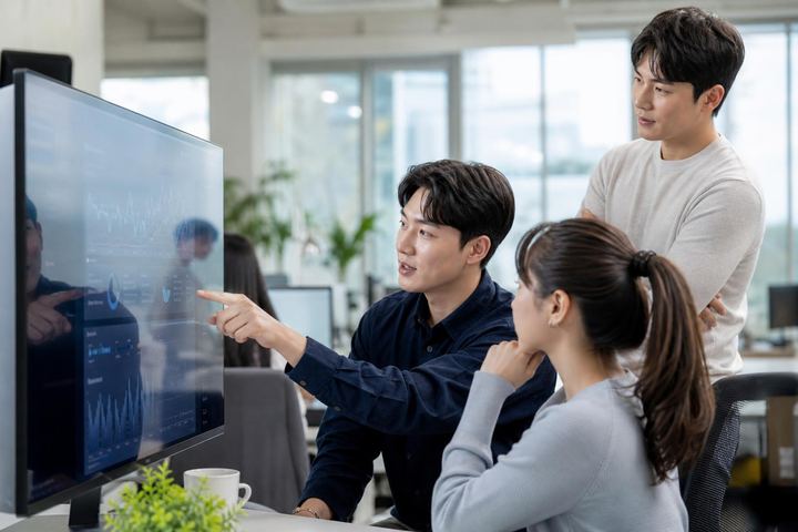 대화창 아래 상품 카드가 가로로 놓인 화면
