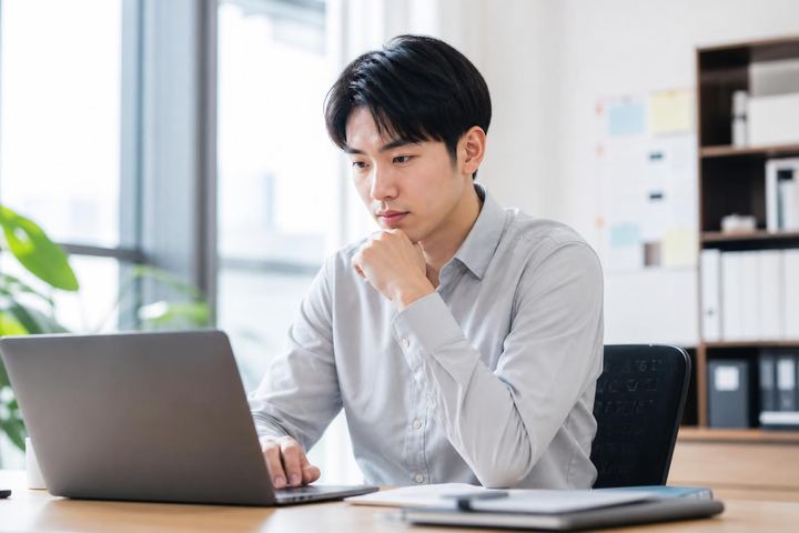 AI 답변 흐름 속 광고 카드가 놓인 검색 화면